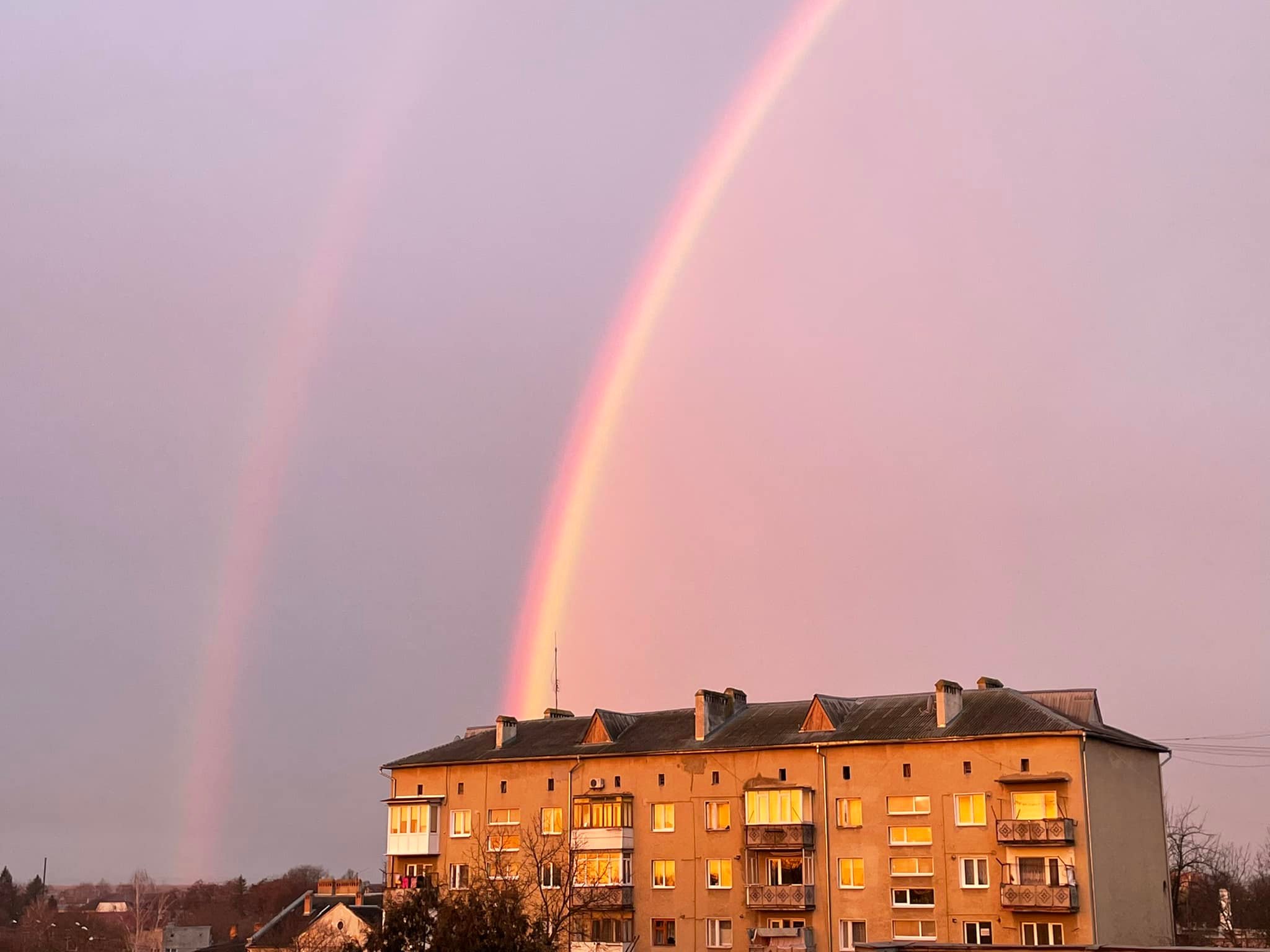 На Прикарпатті зафіксували рідкісну подвійну веселку (ФОТО)