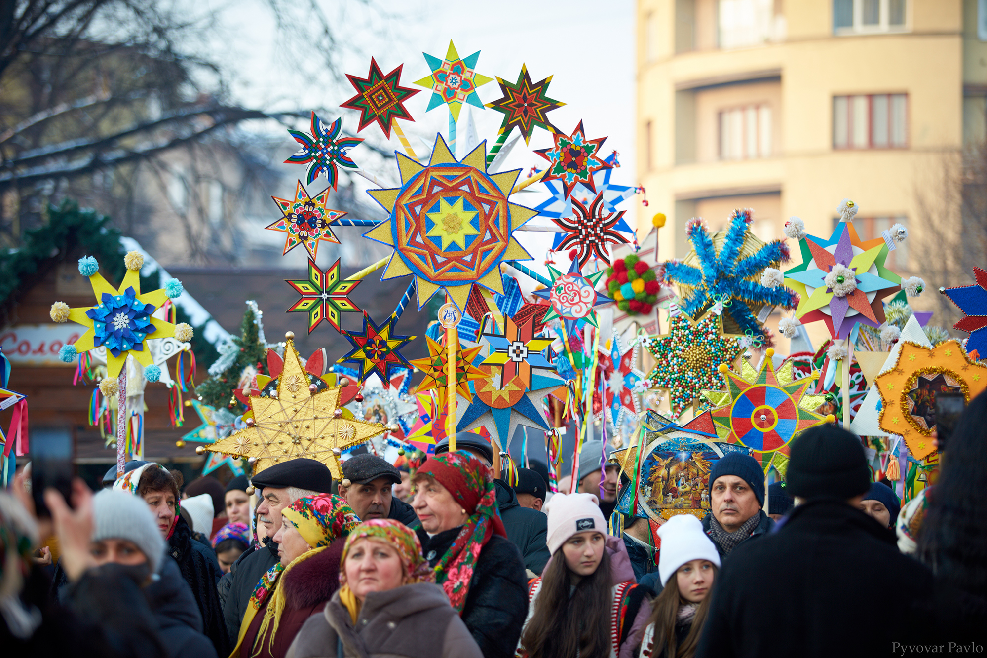 В Івано-Франківську пройшла хода з шопками та різдвяними зірками (ФОТО)