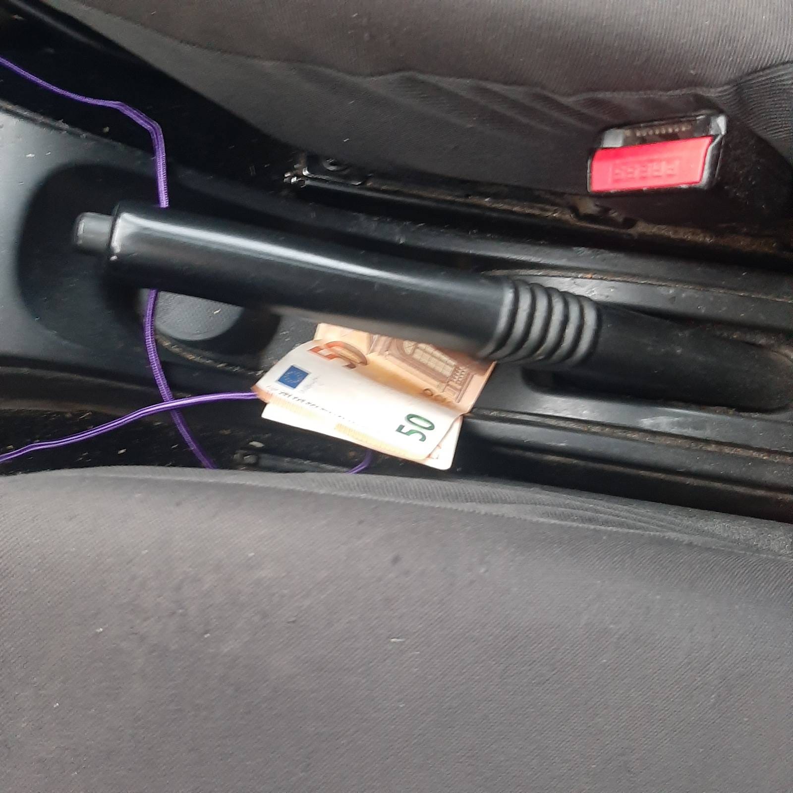 На Прикарпатті пʼяний скутерист намагався відкупитися від поліції – жбурнув їм в авто 100 євро (ФОТО)