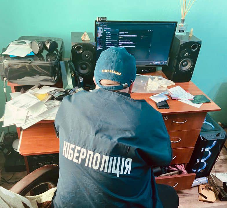 Прикарпатські кіберполіцейські викрили хакера, який розповсюджував віруси