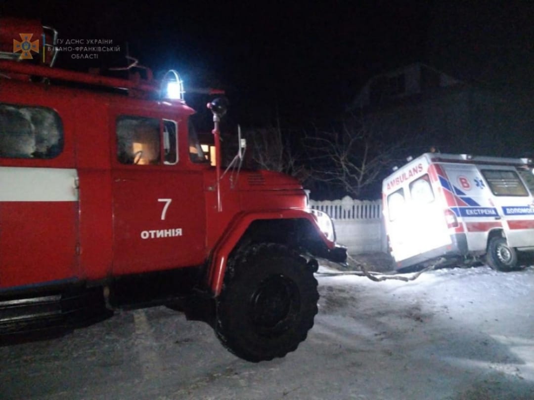 На Прикарпатті рятувальники відбуксували «швидку», яку знесло в кювет (ФОТО)