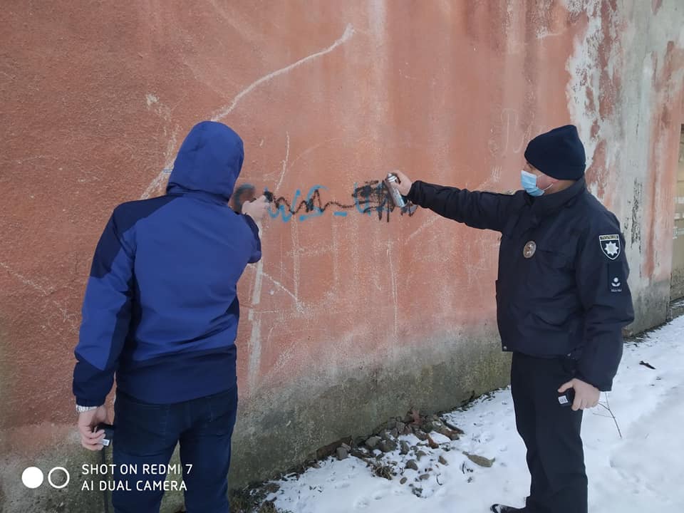 Малюють на стінах: франківські поліціянти та волонтери показали, як борються з наркотиками (ФОТО)