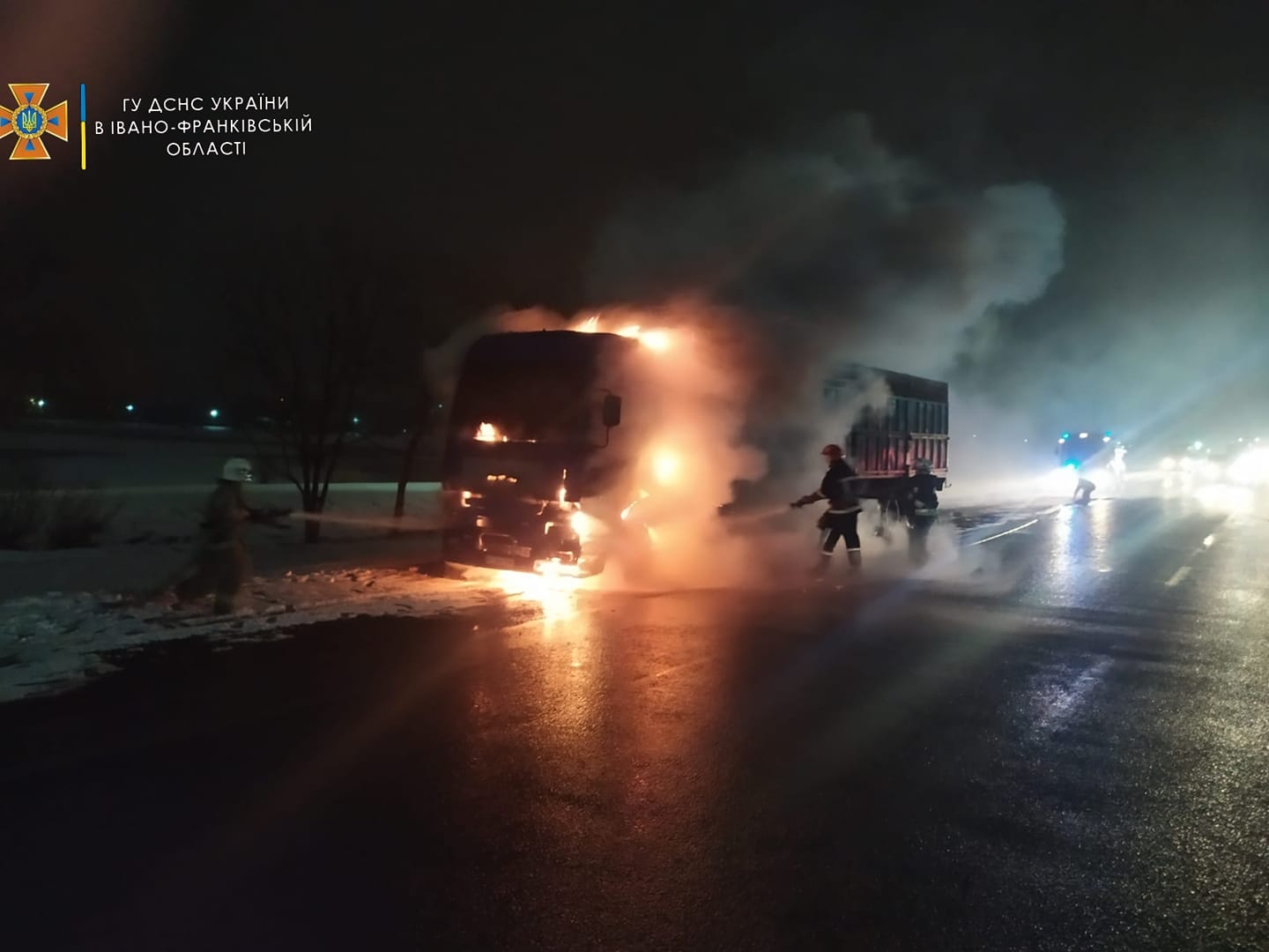 В Долині посеред дороги загорілася фура