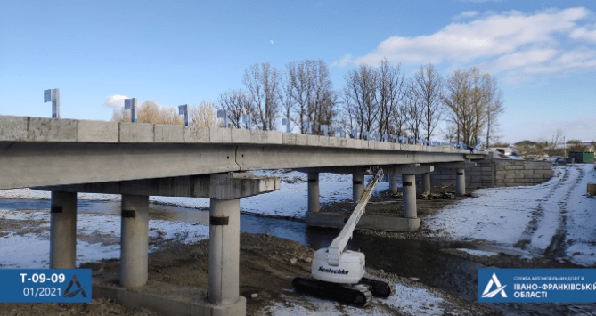 У селі на Косівщині продовжують будувати автомобільний міст через річку (ФОТО)
