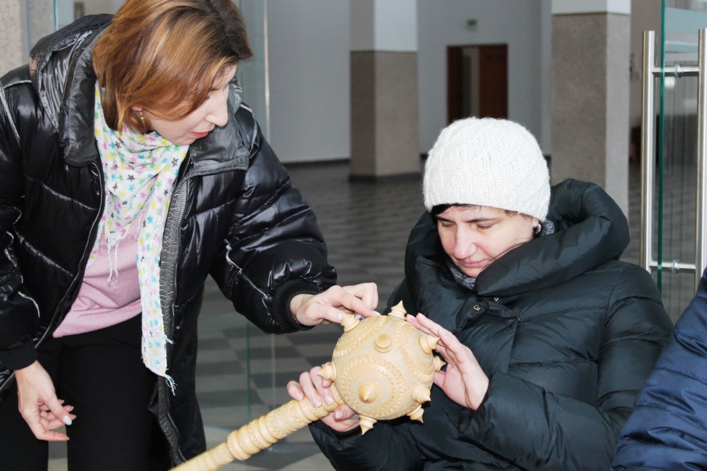 Для людей з вадами зору провели екскурсію галереєю Прикарпатського університету (ФОТО)
