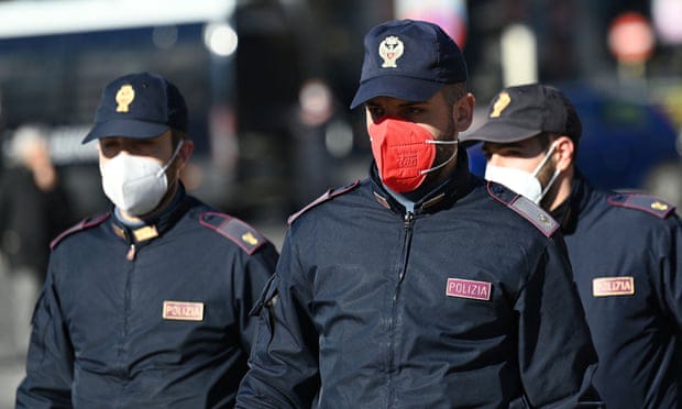 «Шкодить іміджу»: італійські поліціянти просять владу більше не видавати їм на роботу рожеві маски