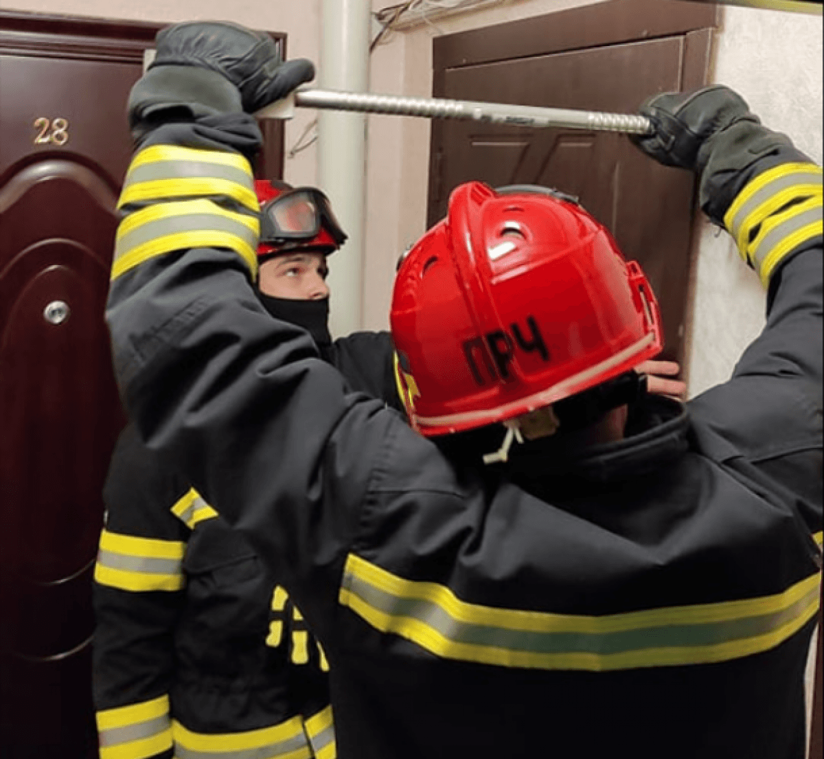 У Франківську за зачиненими дверима квартири рятувальники виявили 74-річну жінку. Її доставили до лікарні