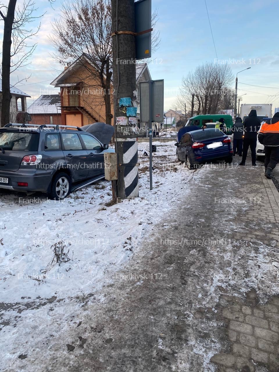 Вранці в Угринові зіткнулися два автомобілі та “знесли” світлофор (ФОТО)