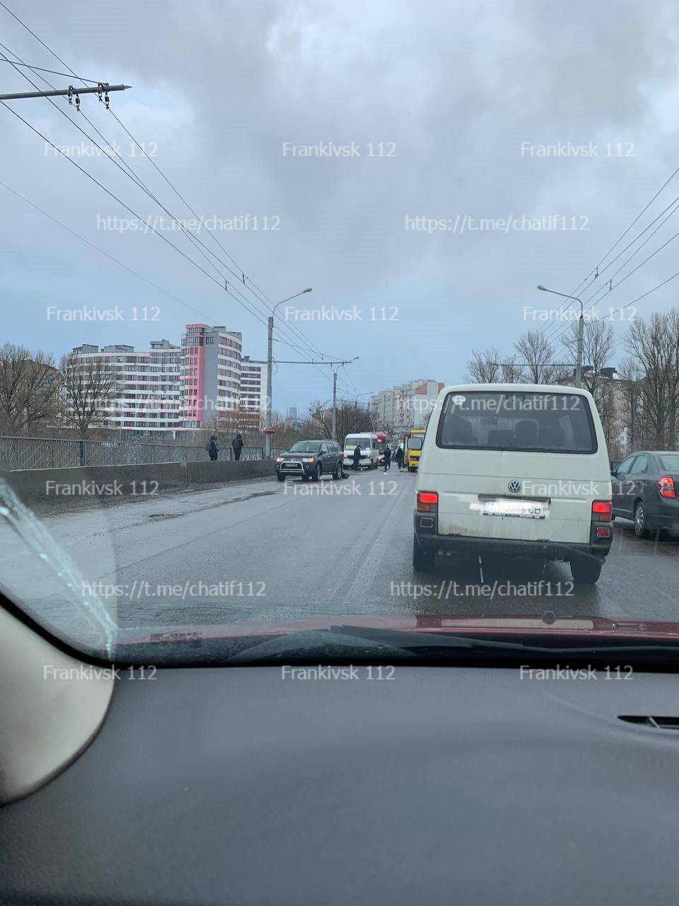 На мості на Пасічну зіткнулися два автобуси та позашляховик – рух суттєво ускладнений (ФОТОФАКТ)