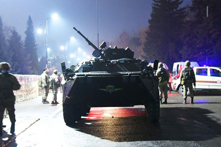 Казахстан: місцеві військові зайшли на головну площу Алмати, в країну прямують “миротворці ОКДБ”