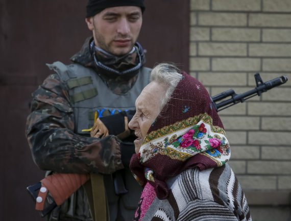 Набирати воду, друкувати листівки і формувати територіальну оборону- мер Франківська «заспокоює» містян