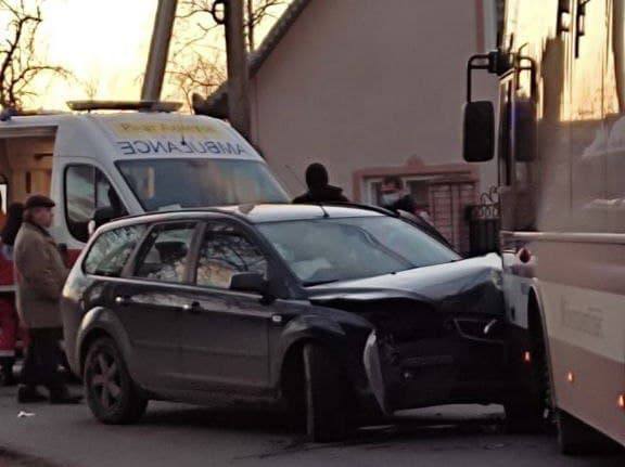 У Микитинцях пʼяний водій на Ford Focus врізався в комунальний автобус (ФОТО, ВІДЕО)