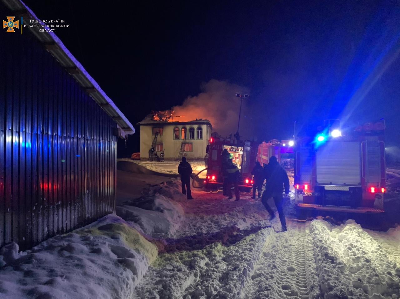 Двоповерховий будинок горів увечері в Микуличині: масштабну пожежу гасили 17 пожежних