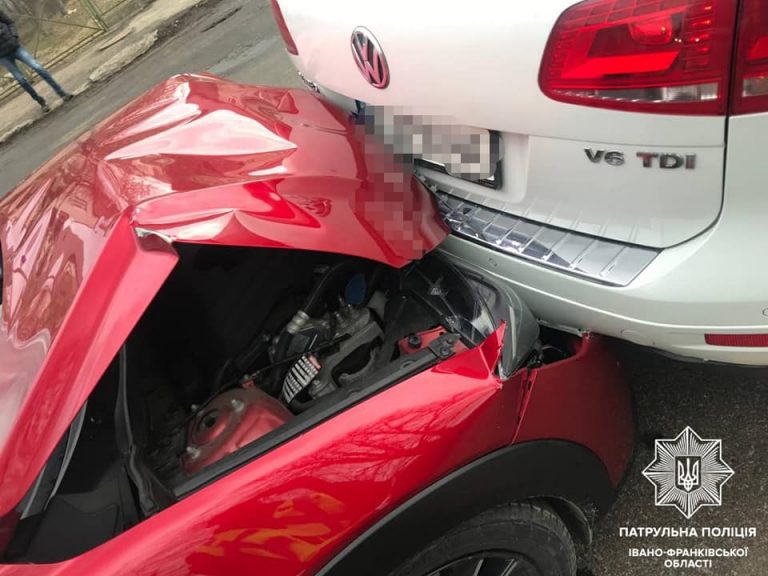 На Коновальця зіткнулися три машини: патрульні виявили, що водій постраждалого авто був п’яний (ФОТОФАКТ)