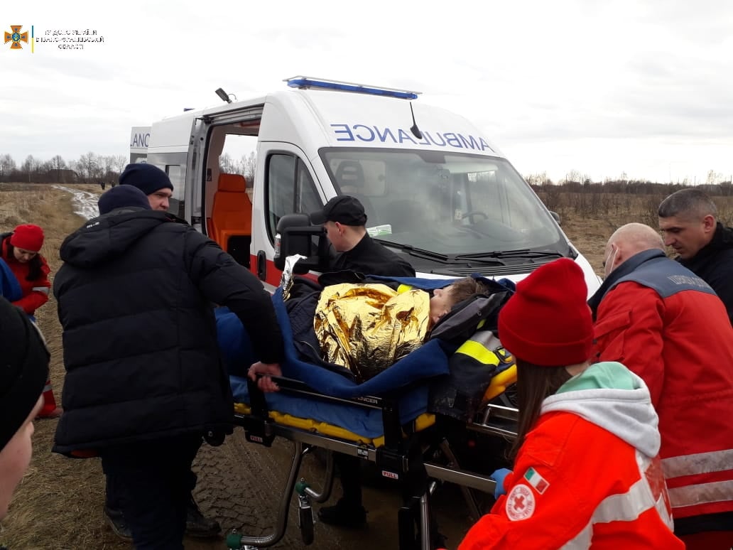 На Тисмениччині двоє чоловіків провалилися під кригу (ФОТО)