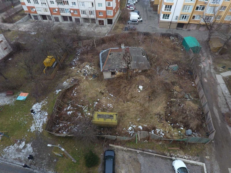 У дворі на Федьковича захаращену територію планують перетворити на сквер (ФОТОФАКТ)