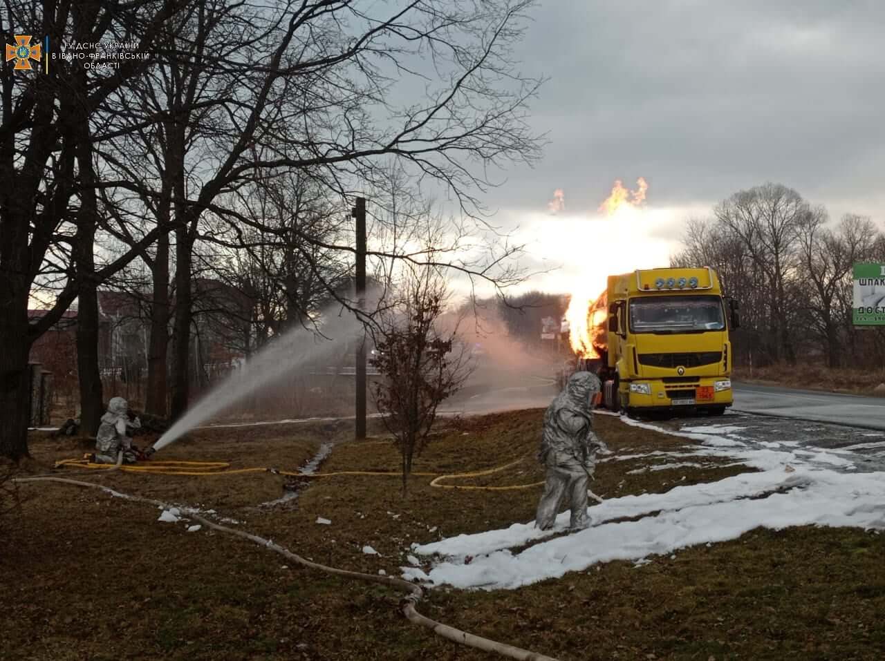 Факел на десятки метрів: під Долиною на дорозі горить газовоз (ФОТО, ВІДЕО)