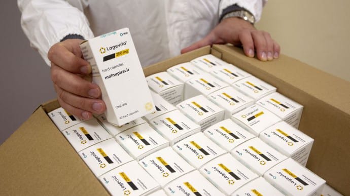 В Україну прибула перша партія протиковідних ліків “Молнупіравір”