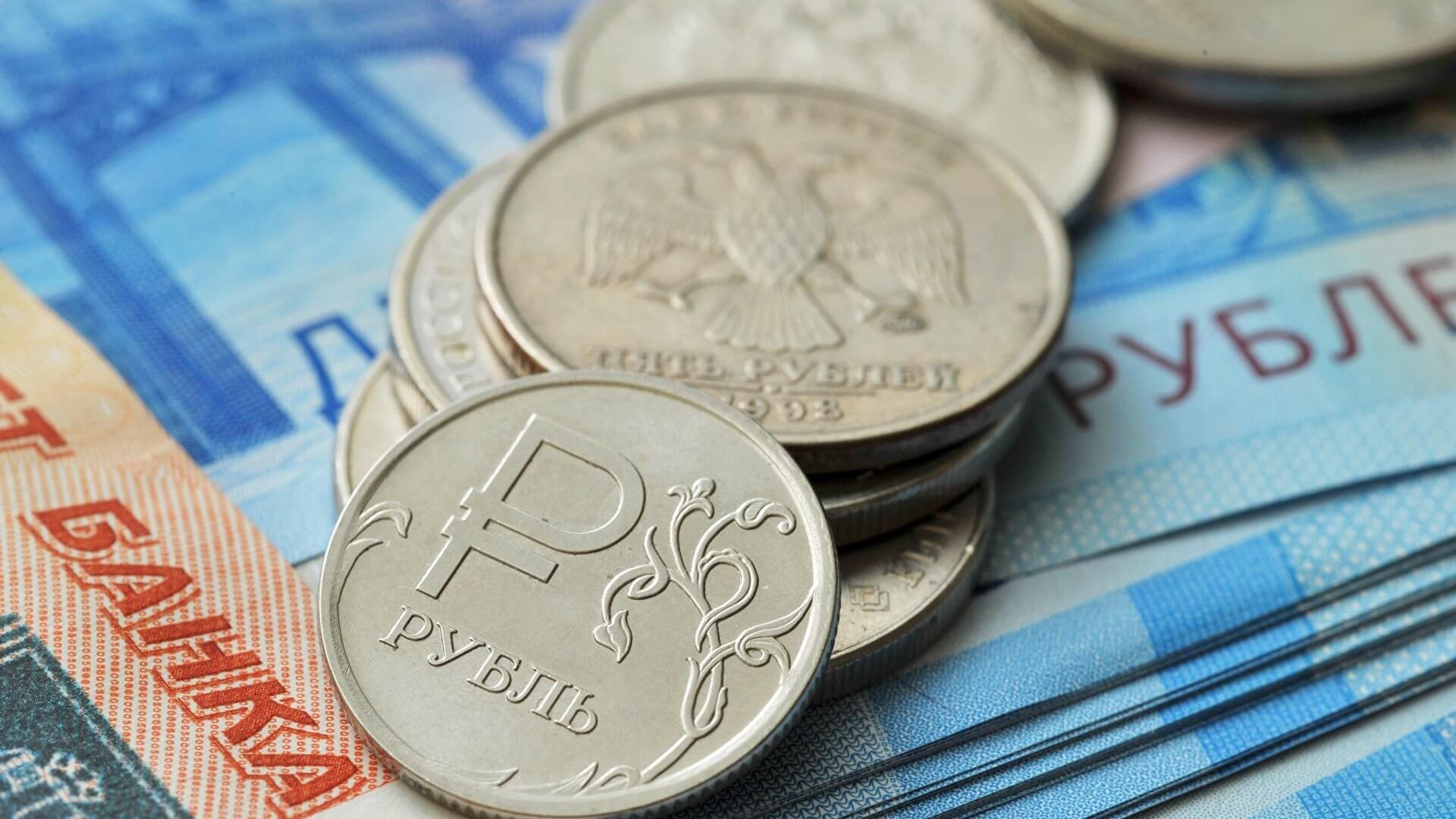 Російський рубль “у комі” на відкритті торгів: обвалився на 40%