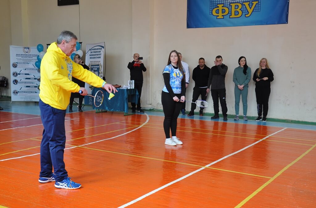 В Івано-Франківському фаховому коледжі відкрили спортивну секцію з бадмінтону (ФОТО)