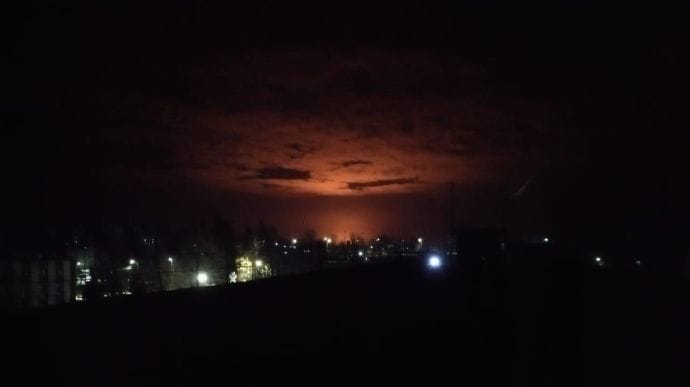 Підсумки ночі: палає нафтобаза у Василькові, столиця під контролем ЗСУ, сотні полонених орків