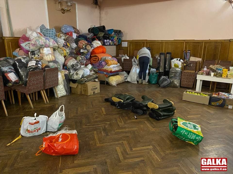 Їжа, медикаменти, засоби гігієни: франківці масово збирають допомогу для захисників у Києві (ФОТО)