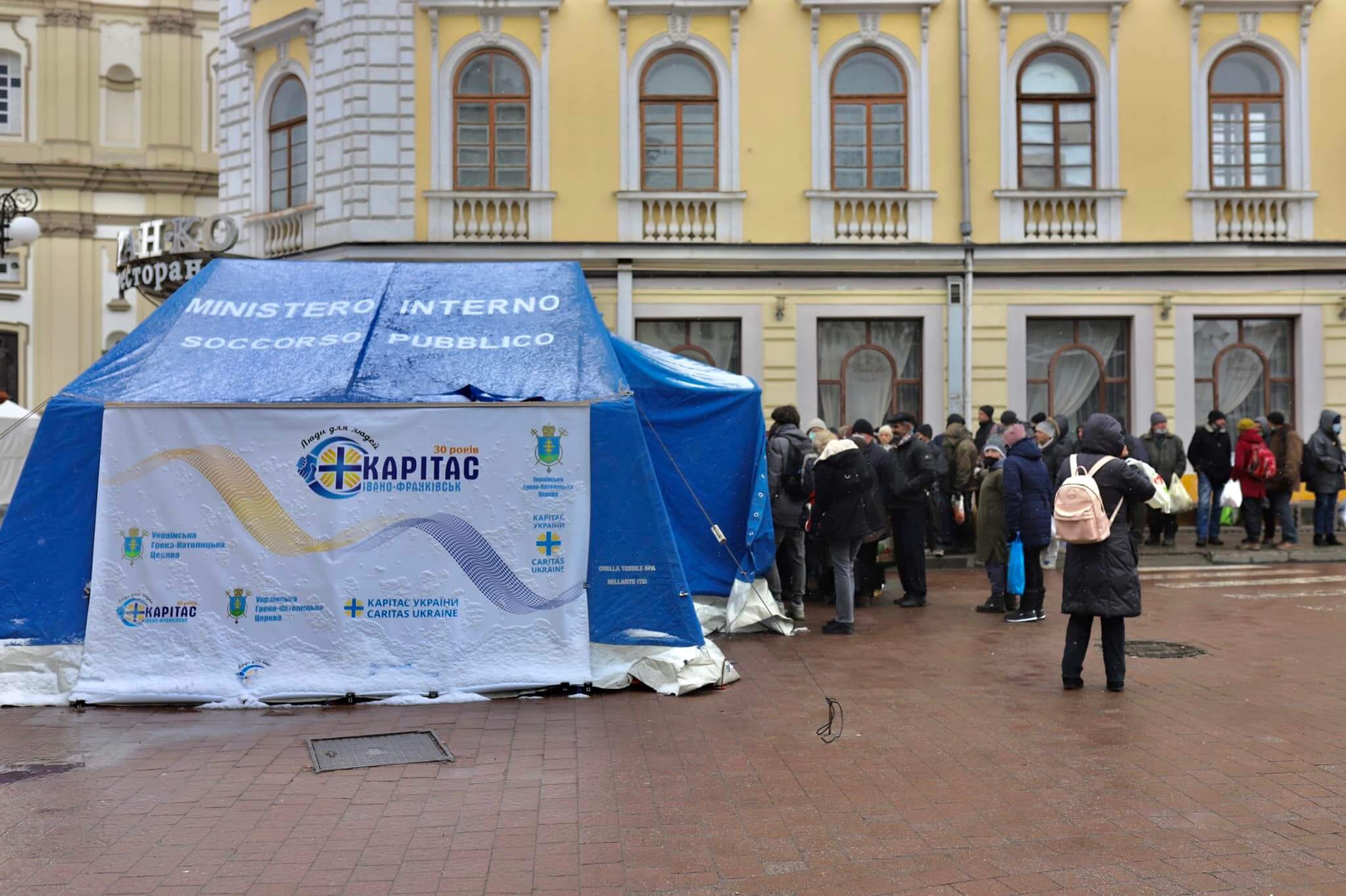 У центрі Франківська Карітас продовжує годувати переселенців гарячими обідами (ФОТО)