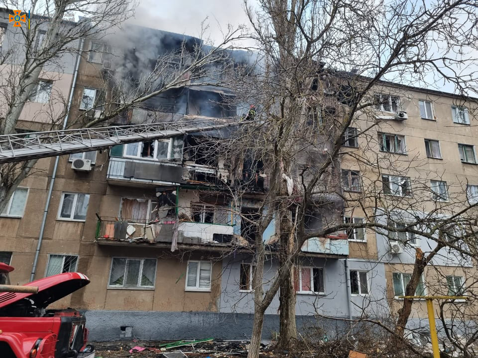 Росіяни накрили Миколаїв з систем залпового вогню, влучили у житлові будинки (ФОТО, ВІДЕО)