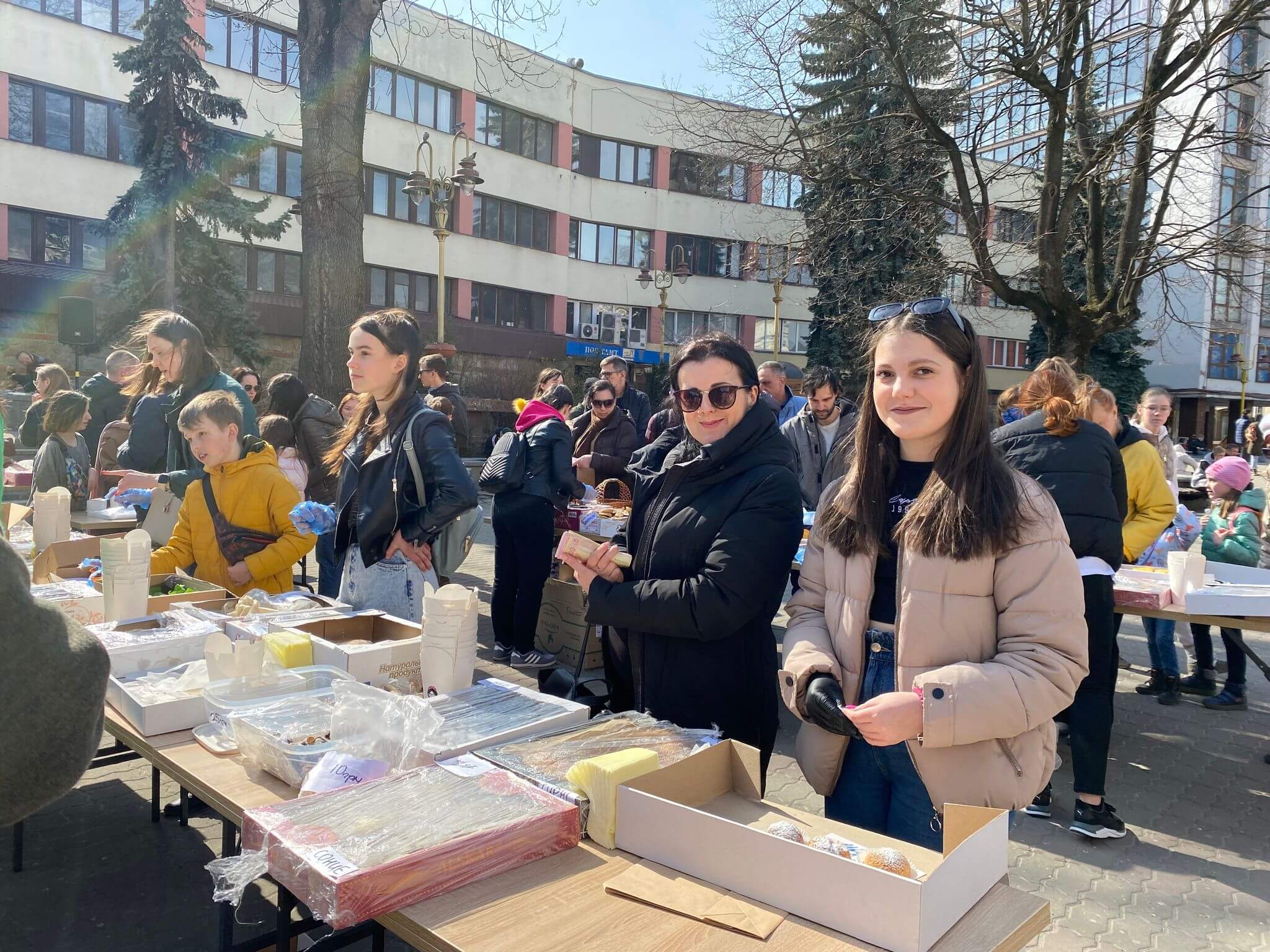 У центрі Франківська провели мініярмарок, щоб зібрати кошти для захисників (ФОТО)
