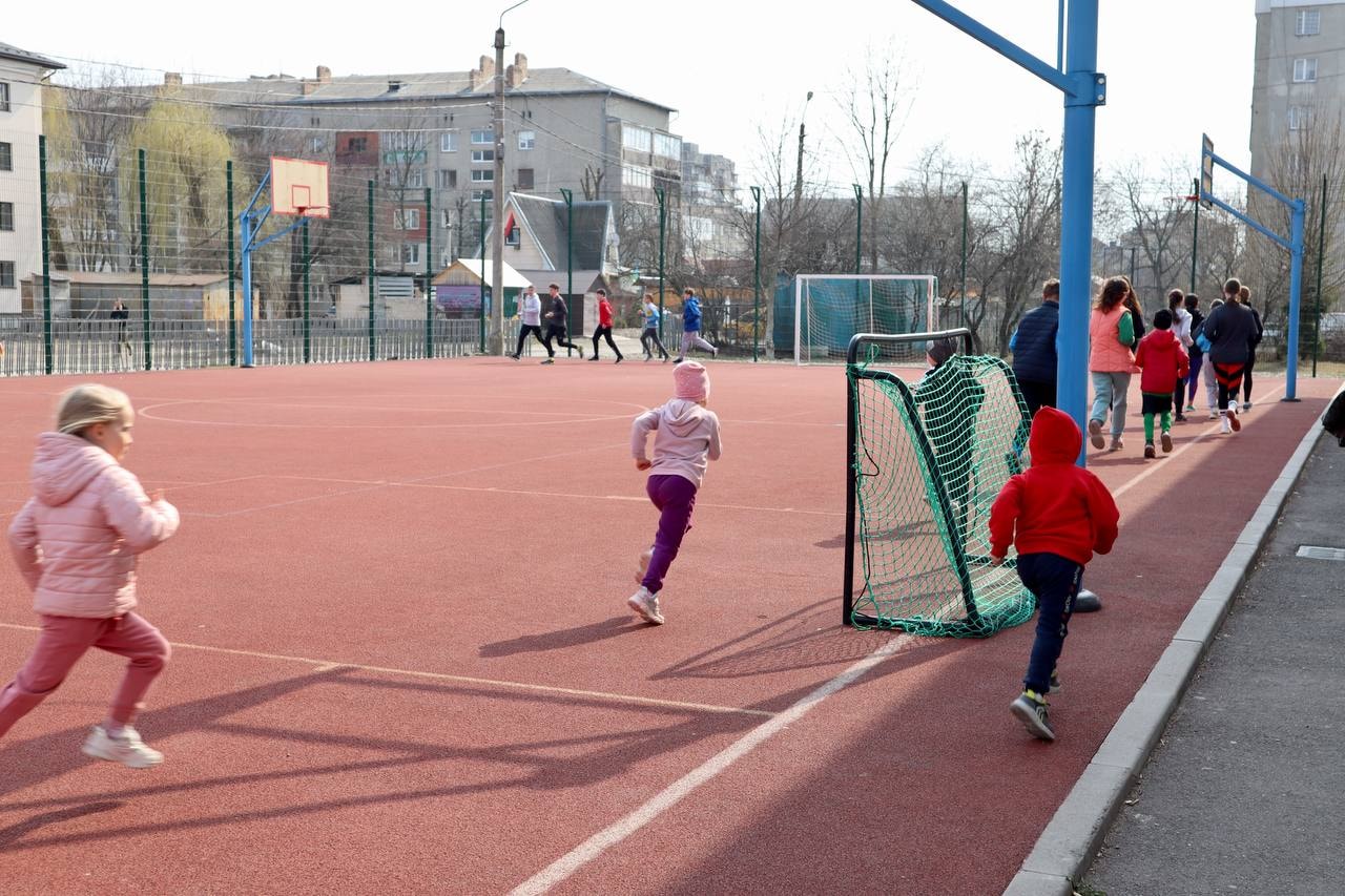 Футбол, баскетбол, волейбол: у мікрорайонах Франківська організовують вуличні заняття для дітей