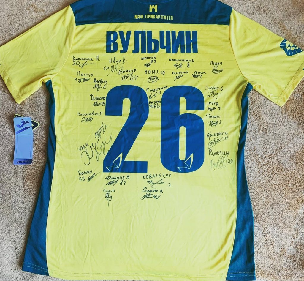 Голкіпер Остап Вульчин віддав на благодійний аукціон футболку з автографами футболістів “Прикарпаття” зразка 2019 року