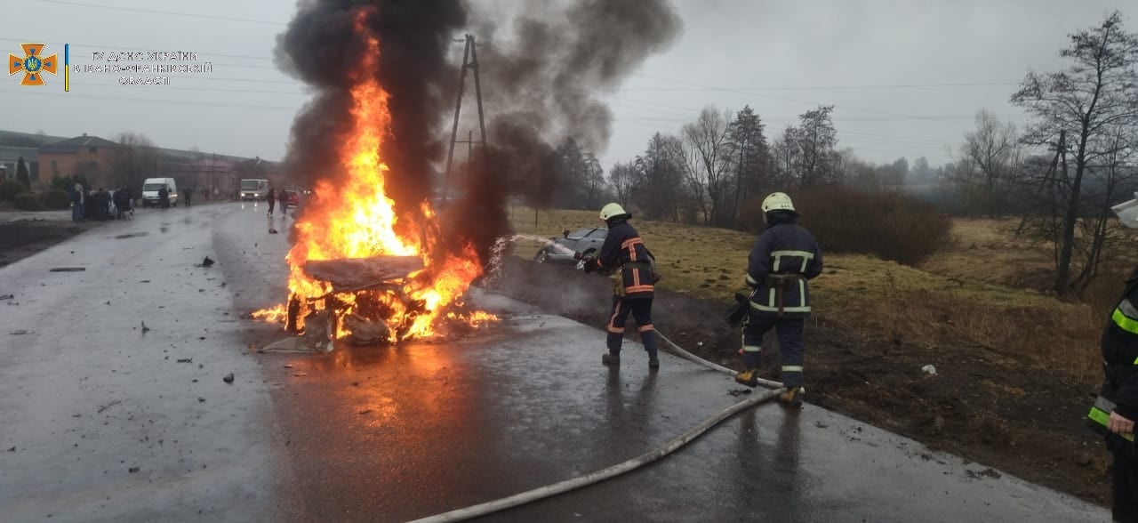 На Рогатинщині серед дороги вщент згорів автомобіль: є постраждалий (ФОТО)