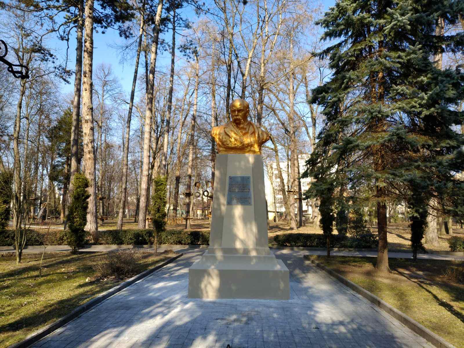 Постамент Тараса Шевченка оновили в міському парку Франківська (ФОТО)
