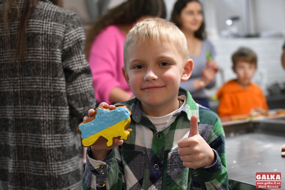 Пряники “Україна” та синьо-жовте серденько: у Франківську провели «солодкий» майстер-клас для дітей, аби допомогти армії (ФОТО)