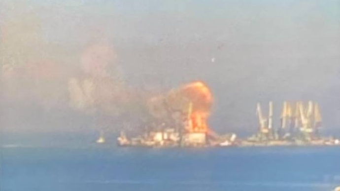 ЗСУ знищили великий російський корабель в окупованому Бердянську