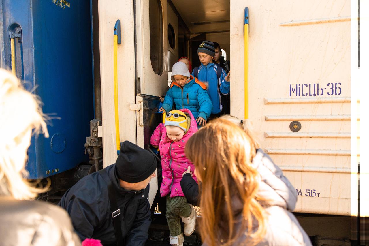 В безпечне місце: в область приїхали 30 дітей з чернігівського інтернату (ФОТО)
