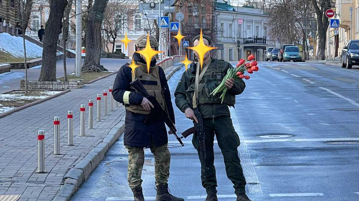Військові на блокпостах у Києві зустрічають жінок квітами (ФОТО)