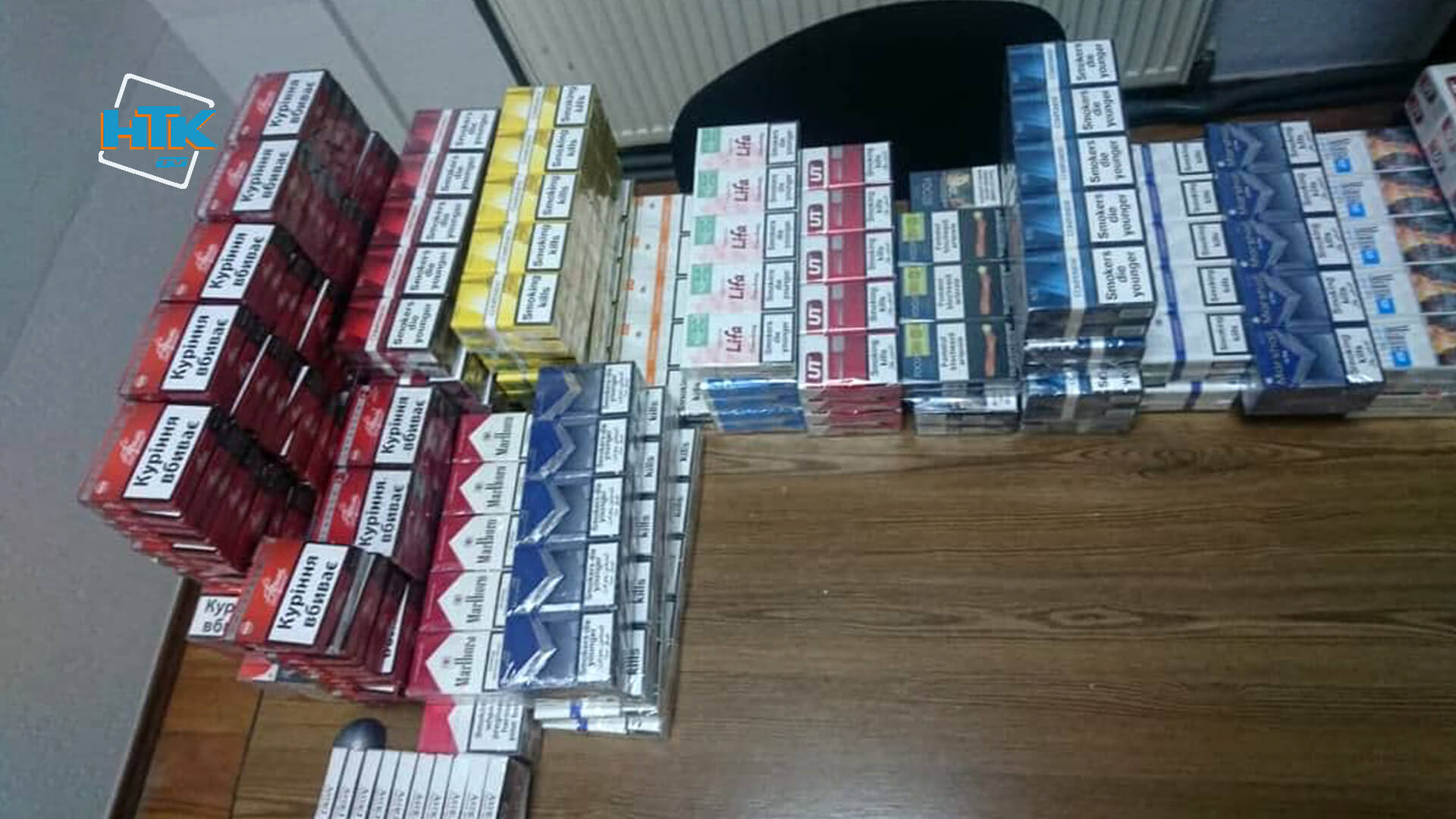 У Коломиї на ринку незаконно торгували цигарками: вилучене передали ЗСУ (ВІДЕО)
