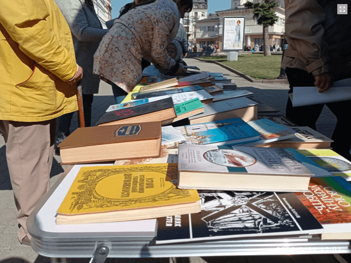 Франківців закликають поділитися книгами, які потім роздадуть переселенцям (ФОТО)