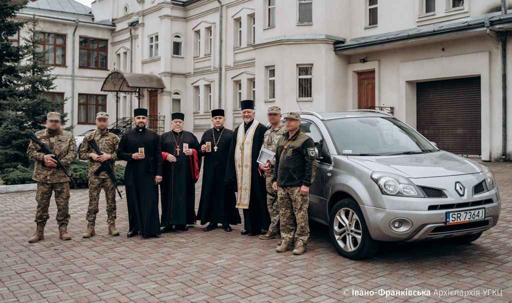 Калуська парафія УГКЦ передала ще один автомобіль для потреб армії (ФОТО)