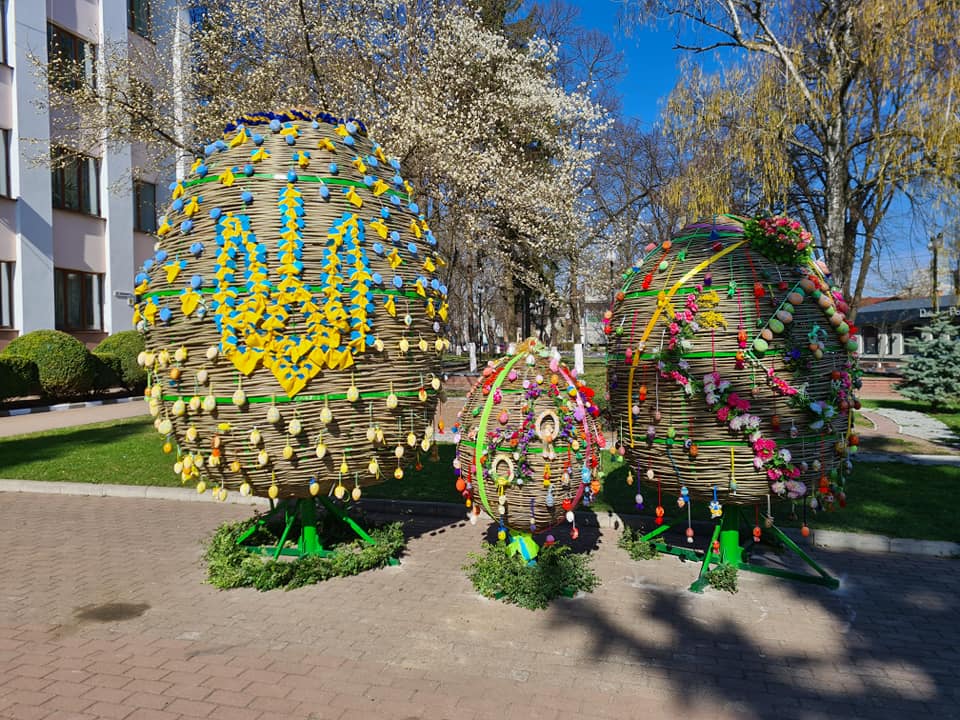 Площу у Снятині прикрасили писанками, сплетеними з лози (ФОТО)