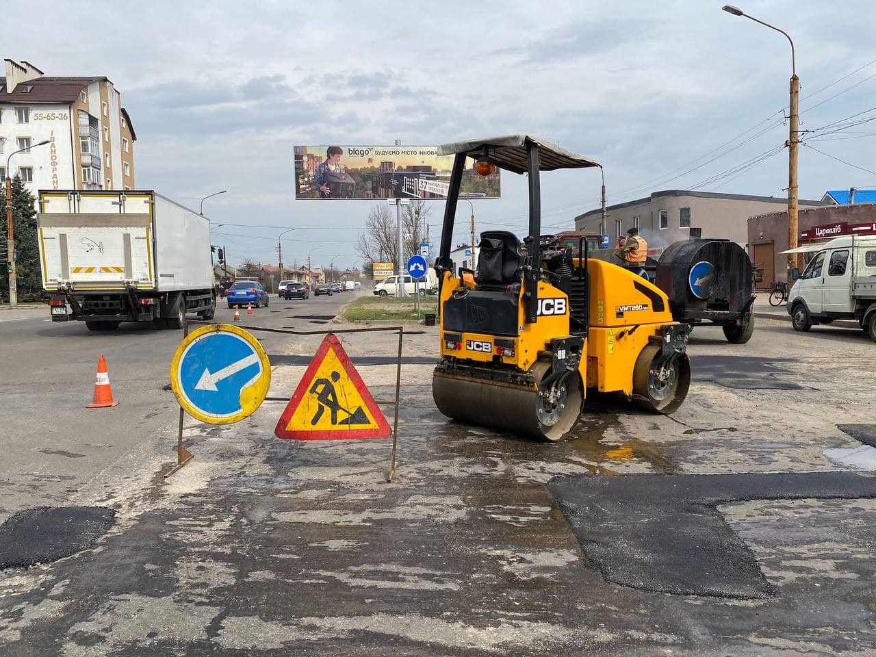 На дорогах Франківська розпочали ямковий ремонт (ФОТО)