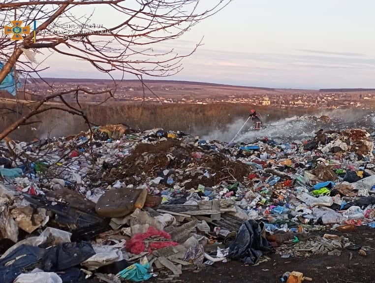 Вночі у Тлумачі горіло сміттєзвалище (ФОТО)