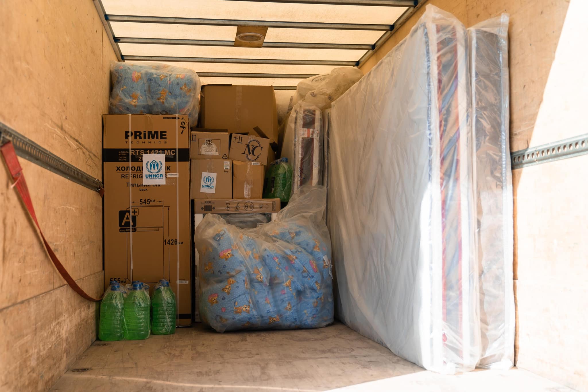 Холодильники, пральні машини, постільна білизна: у Франківському районі переселенці отримали допомогу (ФОТО)