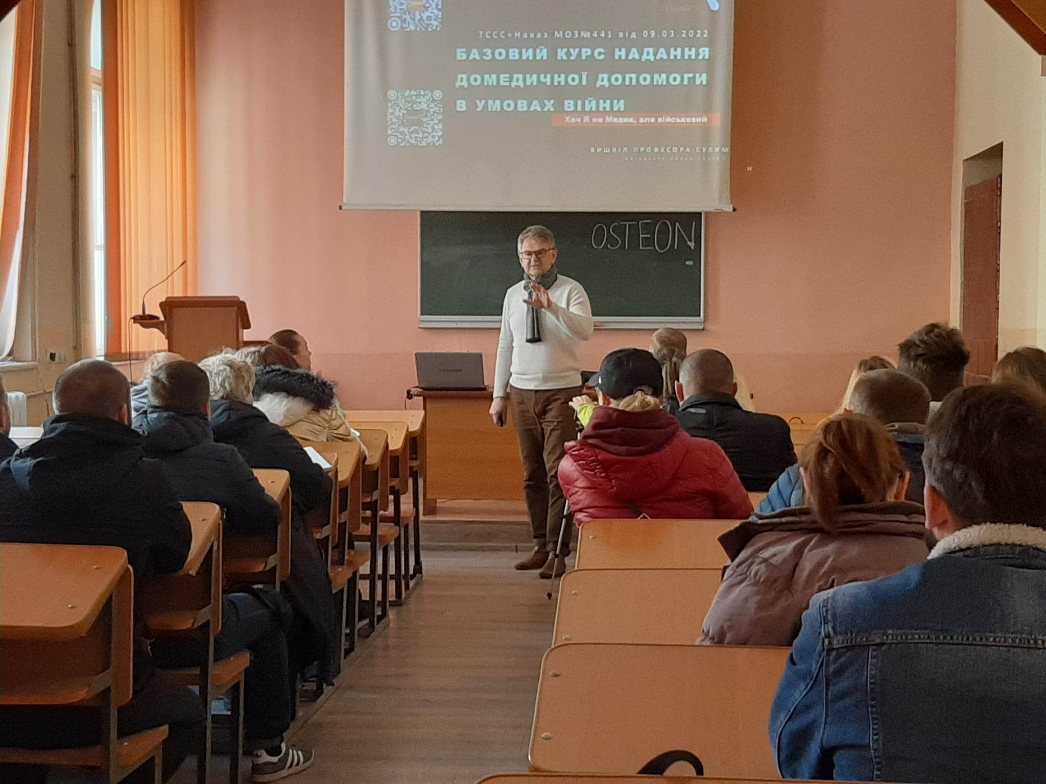 Франківців кличуть на заняття з медичної допомоги в умовах війни з підручних засобів