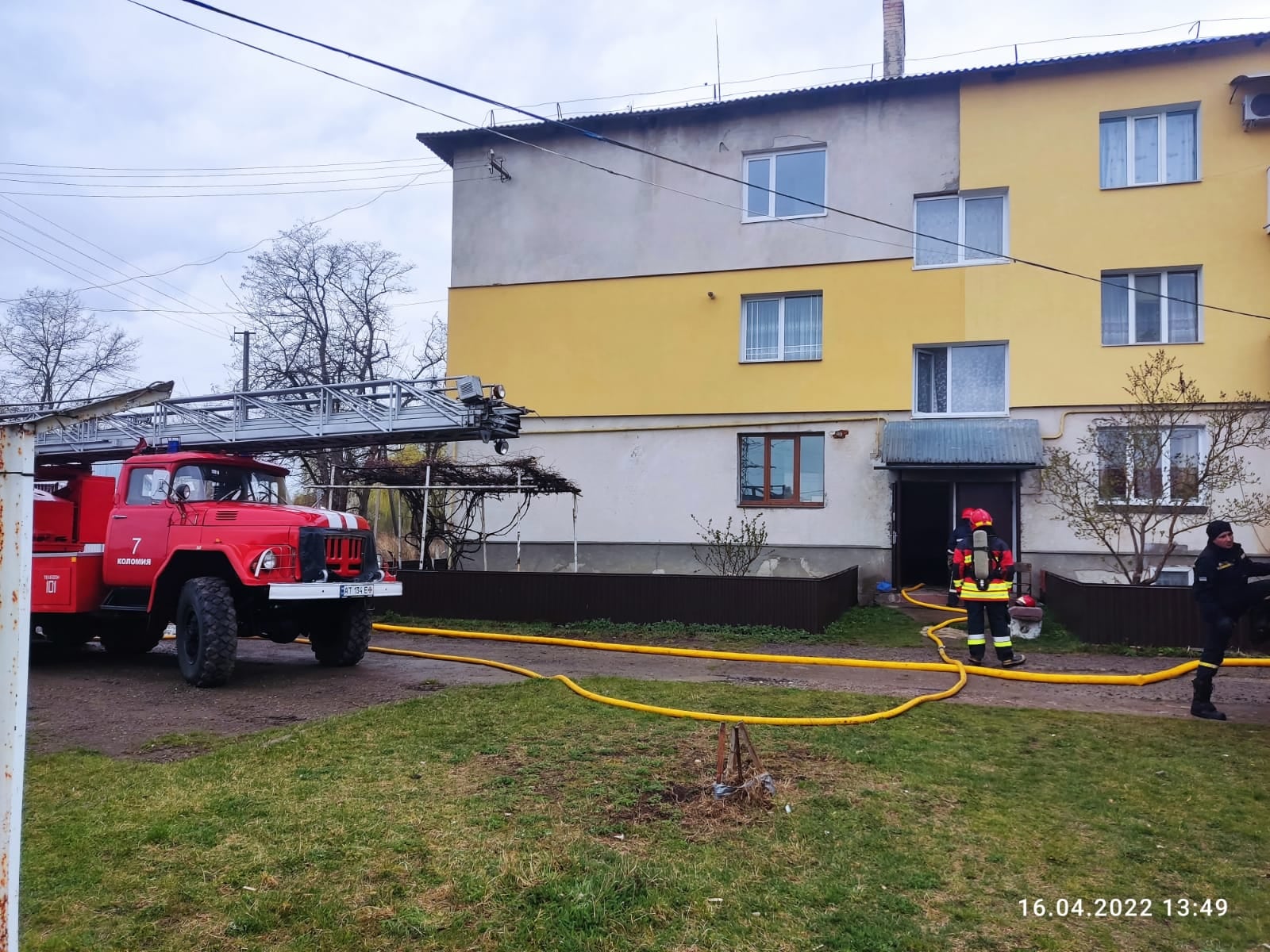 На Коломийщині рятувальники евакуювали 15 людей через пожежу в підвалі будинку (ФОТО)