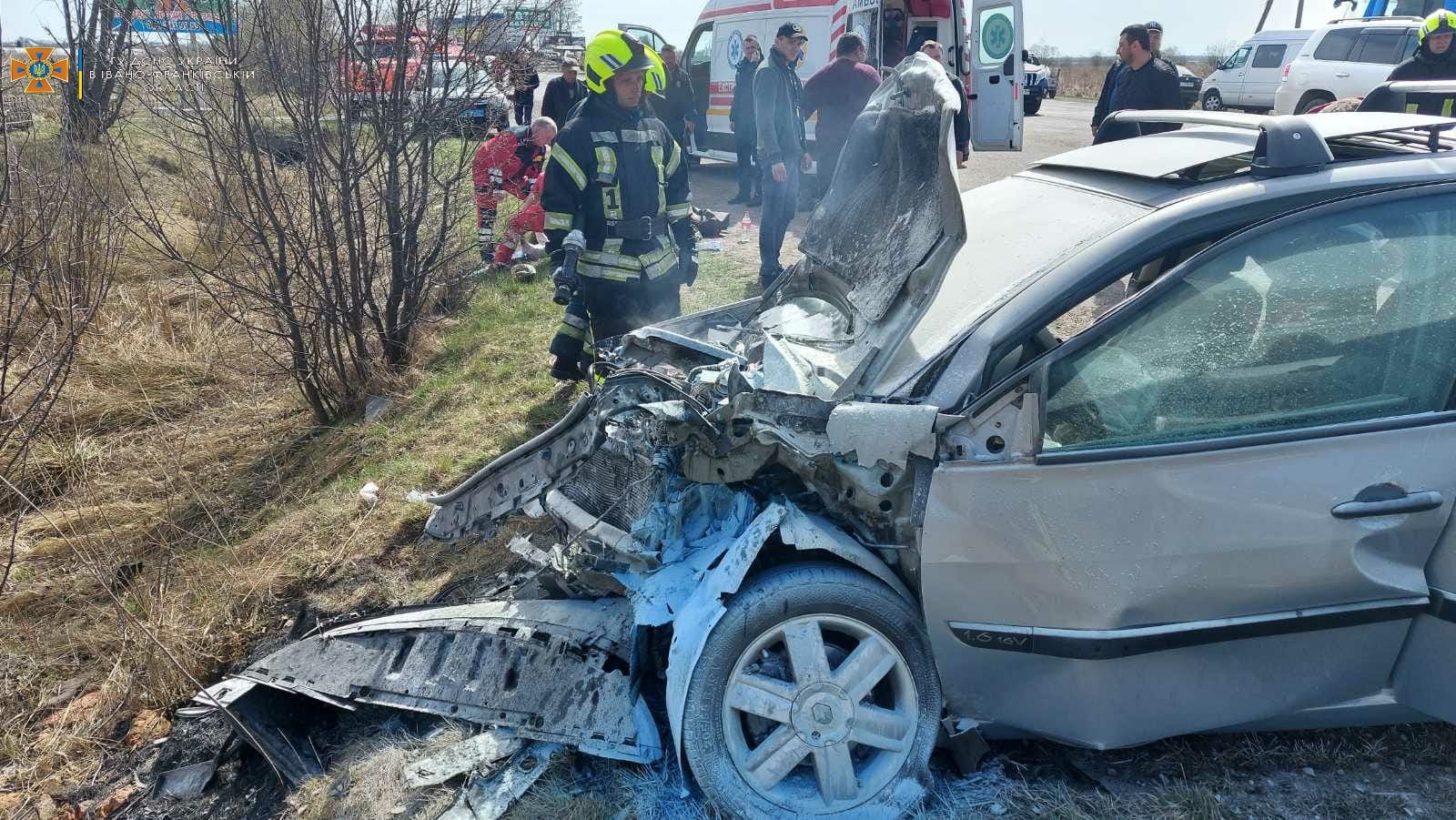 У Чукалівці не поділили дорогу два автомобілі: двоє постраждалих (ФОТО)