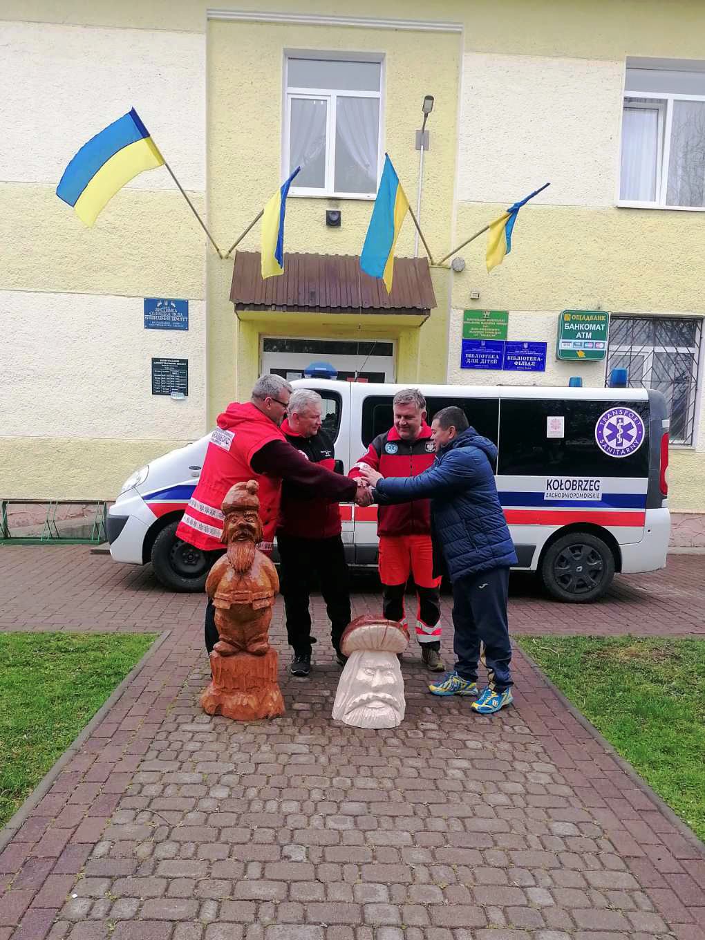 Лисецька лікарня отримала від польських волонтерів медикаменти та обладнання, а Франківським гвардійцям поляки передали автівку й амуніцію (ФОТО)