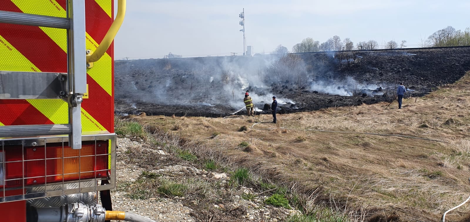 Господарські будівлі та 38 га сухої трави горіли минулої доби на Франківщині