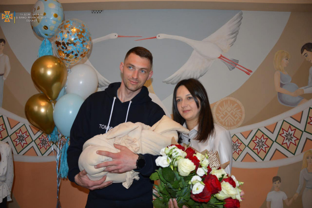 Дружина київського рятувальника у Франківську народила синочка (ФОТО)